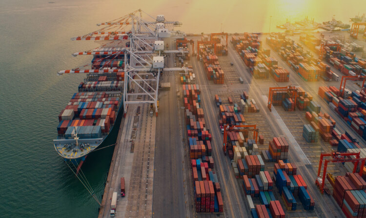 港にとまっている貨物船を空中から撮影した写真